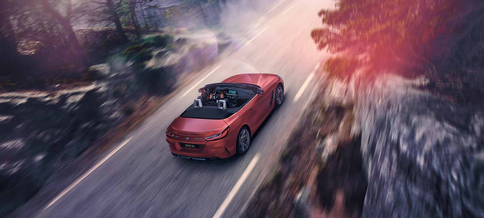 BMW Z4 First Edition красного цвета в движении BMW Z4 First Edition красного цвета в движении с высоты птичьего полета